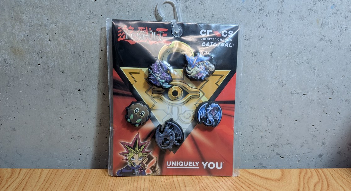 Featured image of post 【遊戯王×クロックス】コラボジビッツを9個買い集めて、安いサンダルに全部付けてみた【類似品にも付く】