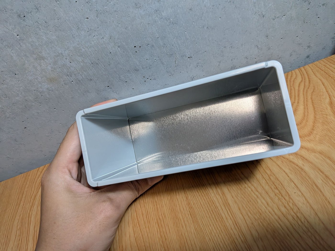 トレーを抜いた缶の内側。ここは塗装されていません