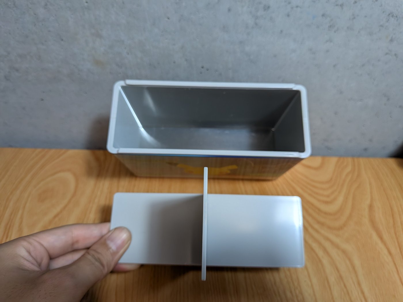 白いトレーは真ん中の仕切りでふたつに分かれる構造です